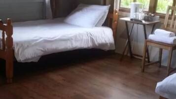 Escritorio, insonorización, wifi gratis y ropa de cama