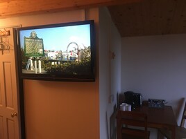 Family Room, Multiple Beds, Non Smoking | Desk, soundproofing, free WiFi, bed sheets