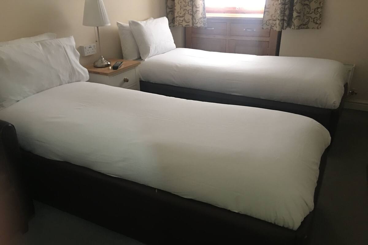 Escritorio, sistema de insonorización, wifi gratis y ropa de cama 