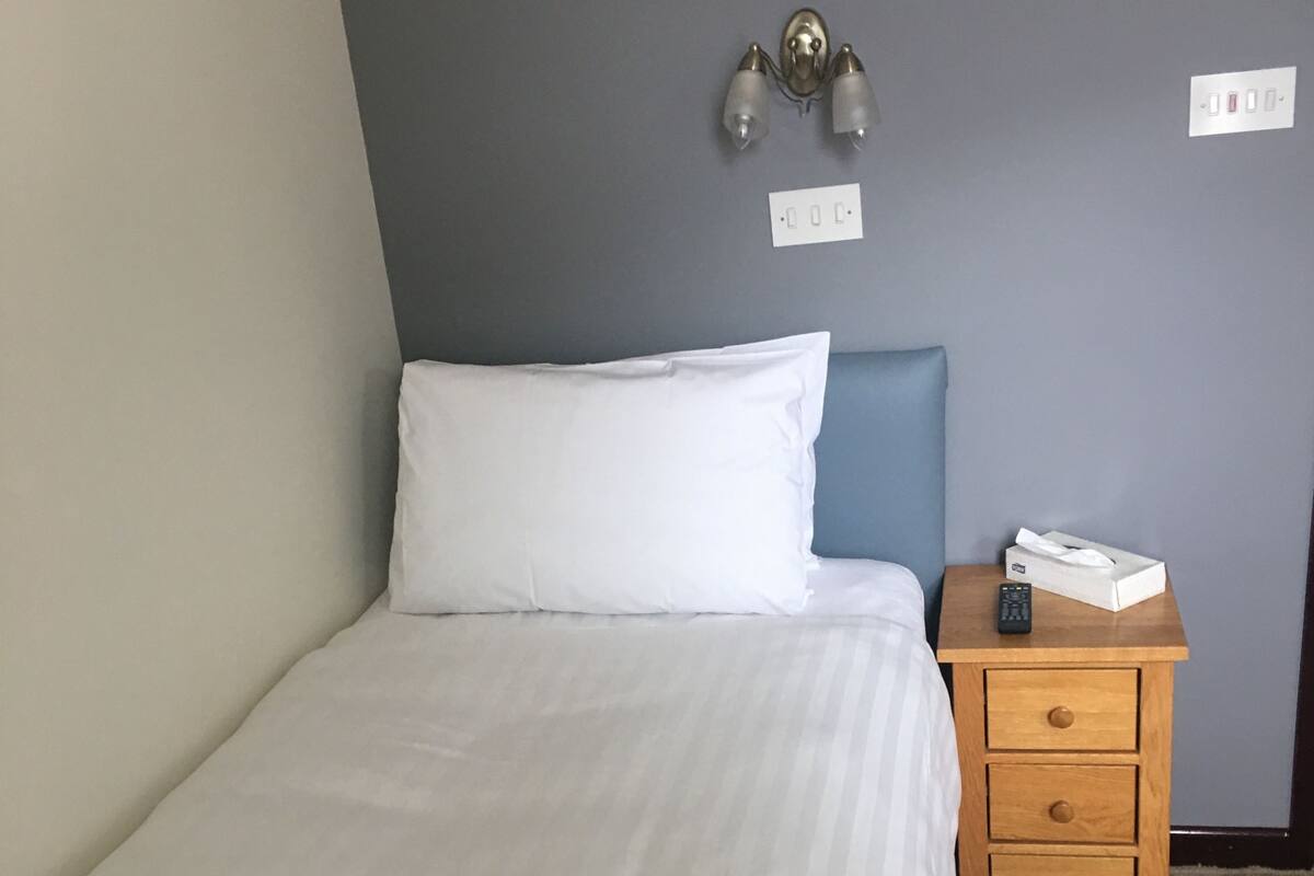 Escritorio, sistema de insonorización, wifi gratis y ropa de cama 