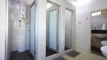 Shower, perlengkapan mandi gratis, pengering rambut, dan sandal