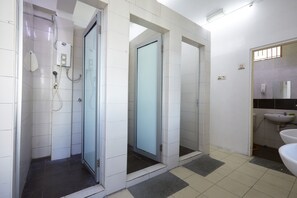 Dusche, kostenlose Toilettenartikel, Haartrockner, Hausschuhe