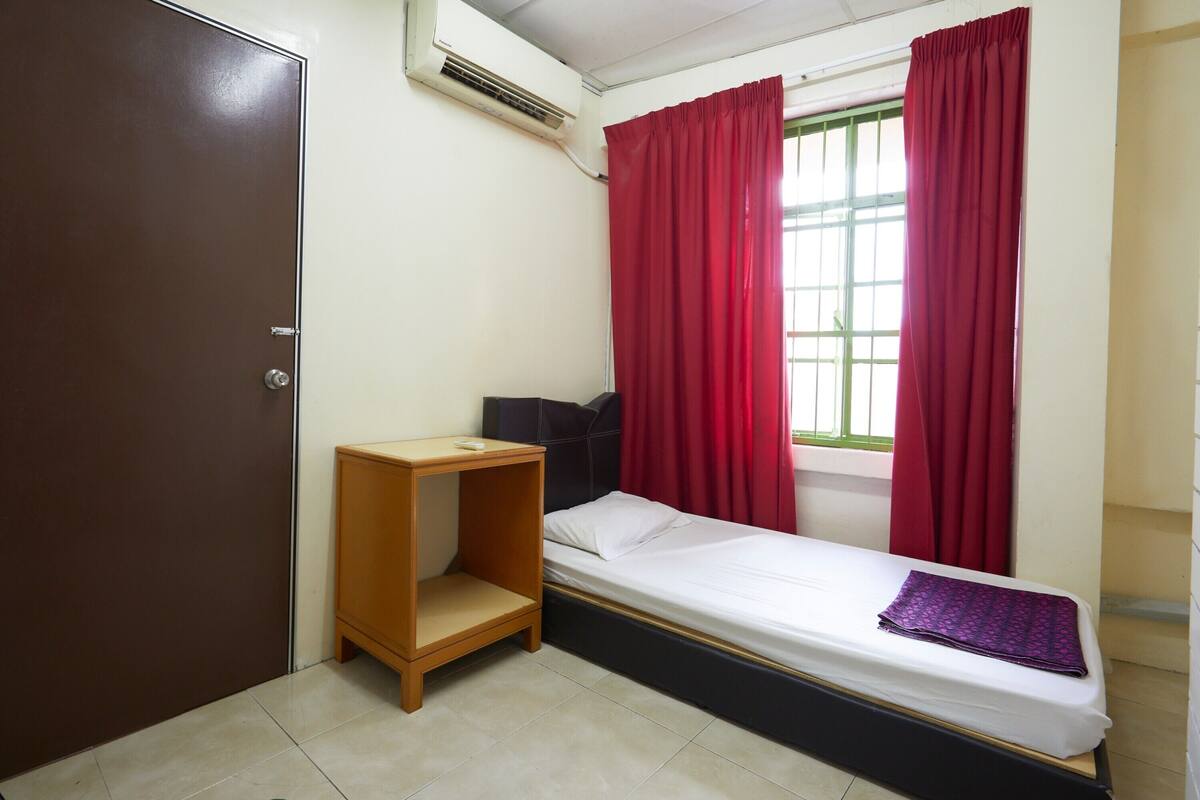 Single Room, Non Smoking, Shared Bathroom | WiFi (free), bed sheets