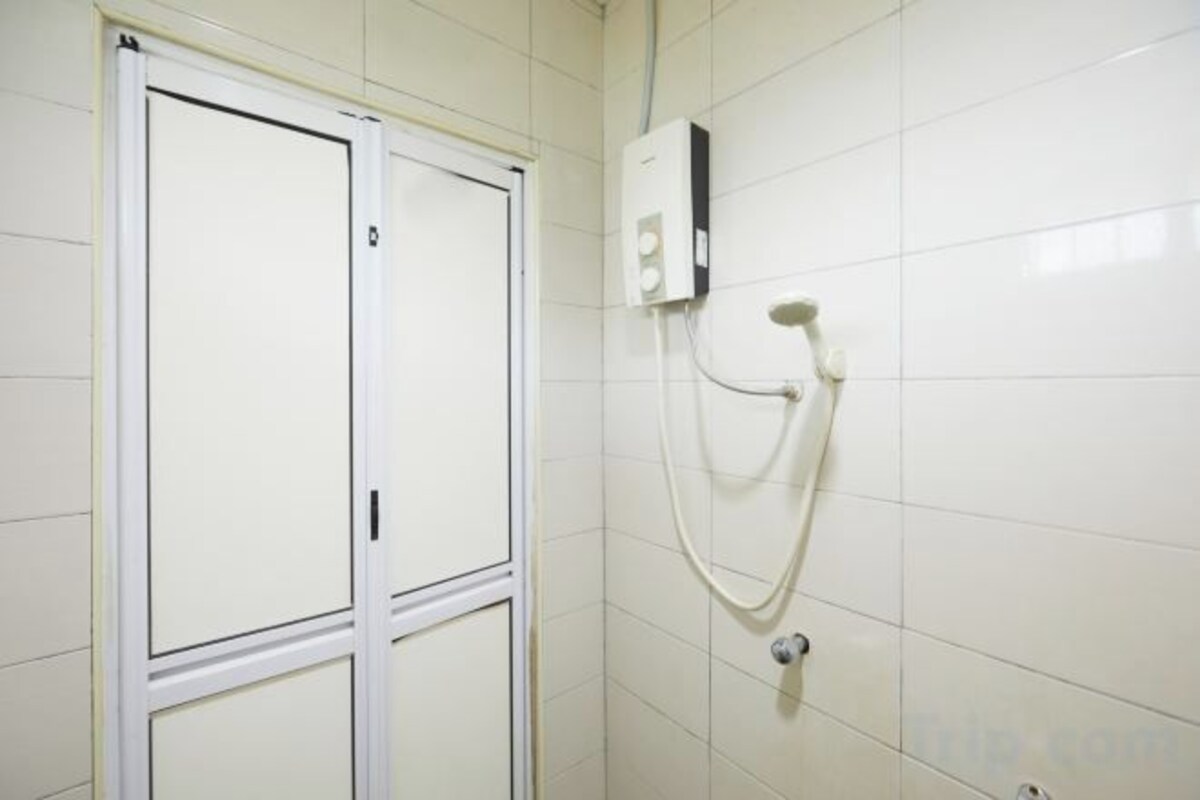 Bathroom | Shower, free toiletries, hair dryer, slippers
