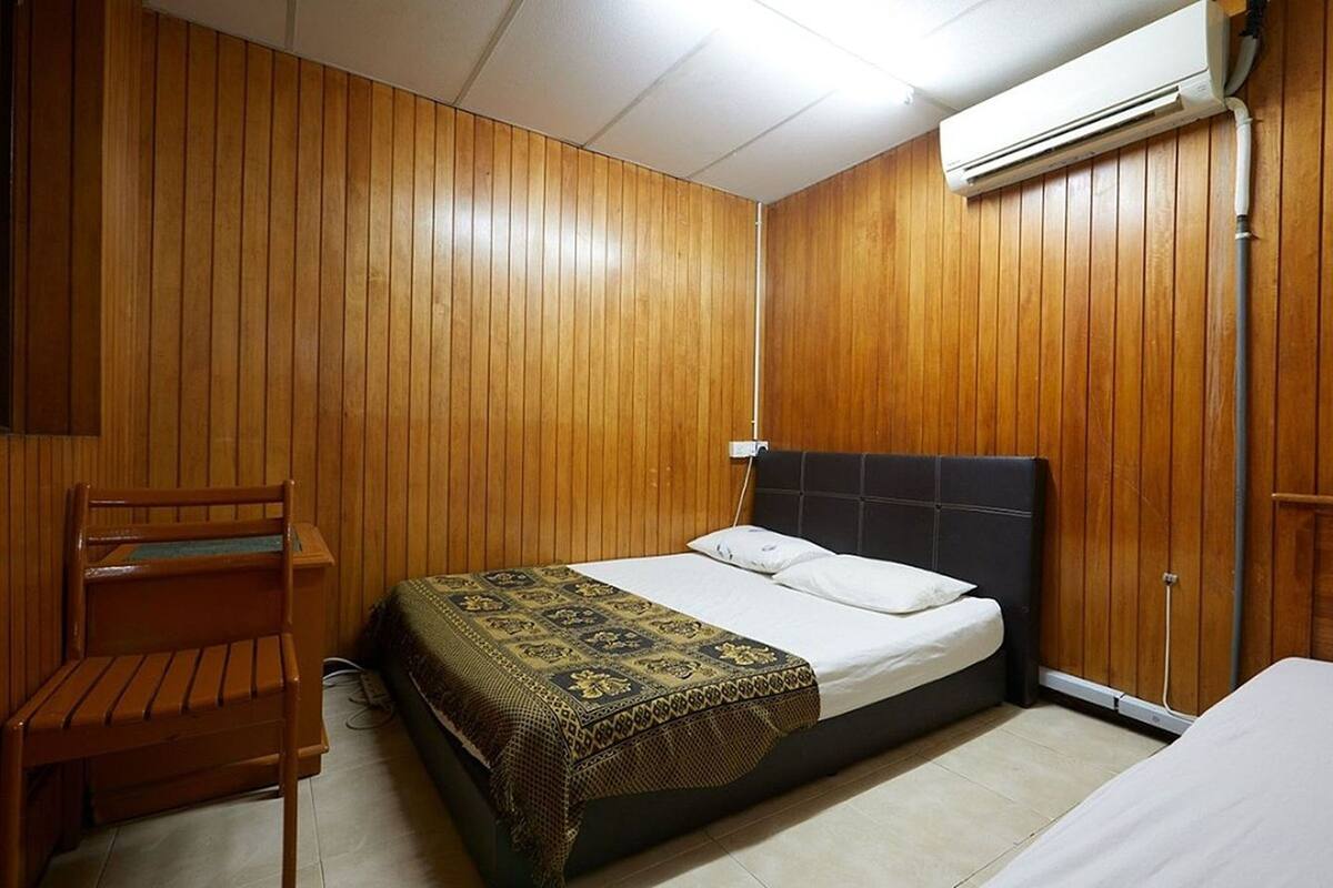 WiFi (free), bed sheets
