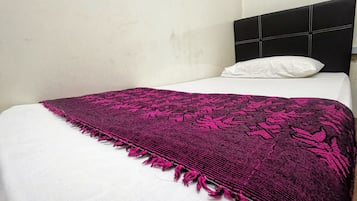Standard Twin Room, Non Smoking, Shared Bathroom | Free WiFi, bed sheets
