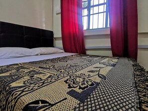 Basic Double Room, 1 Queen Bed, Non Smoking, Shared Bathroom | Free WiFi, bed sheets - Ros Heritage Motel (George Town)