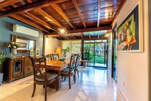 43-inch Smart TV with satellite channels, TV - Casa Verano Beach Hotel - Adults Only (Santa Marta)