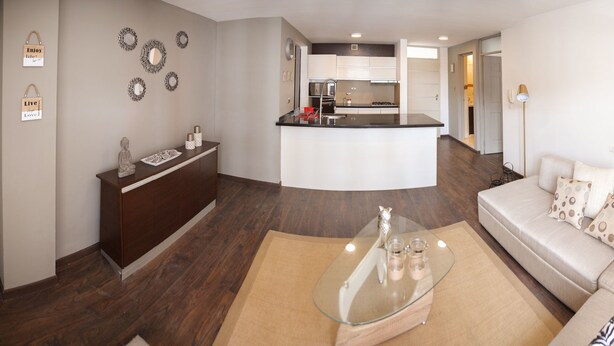 Appartement familial, 2 grands lits, non-fumeur, salle de bain privée | Repas dans la chambre
