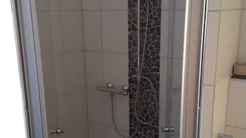 Căn hộ dành cho gia đình, 2 phòng ngủ | Phòng tắm | Buồng tắm vòi sen, máy sấy tóc, dép đi trong nhà, khăn tắm