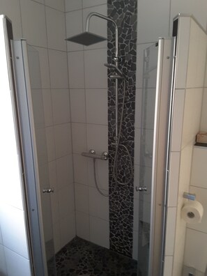 Familienapartment, 2 Schlafzimmer | Badezimmer | Dusche, Haartrockner, Hausschuhe, Handtücher