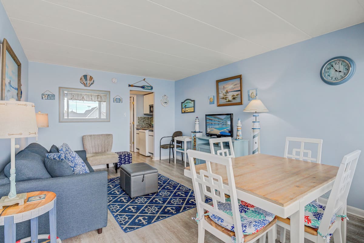 Suite 304 | Living area | Flat-screen TV