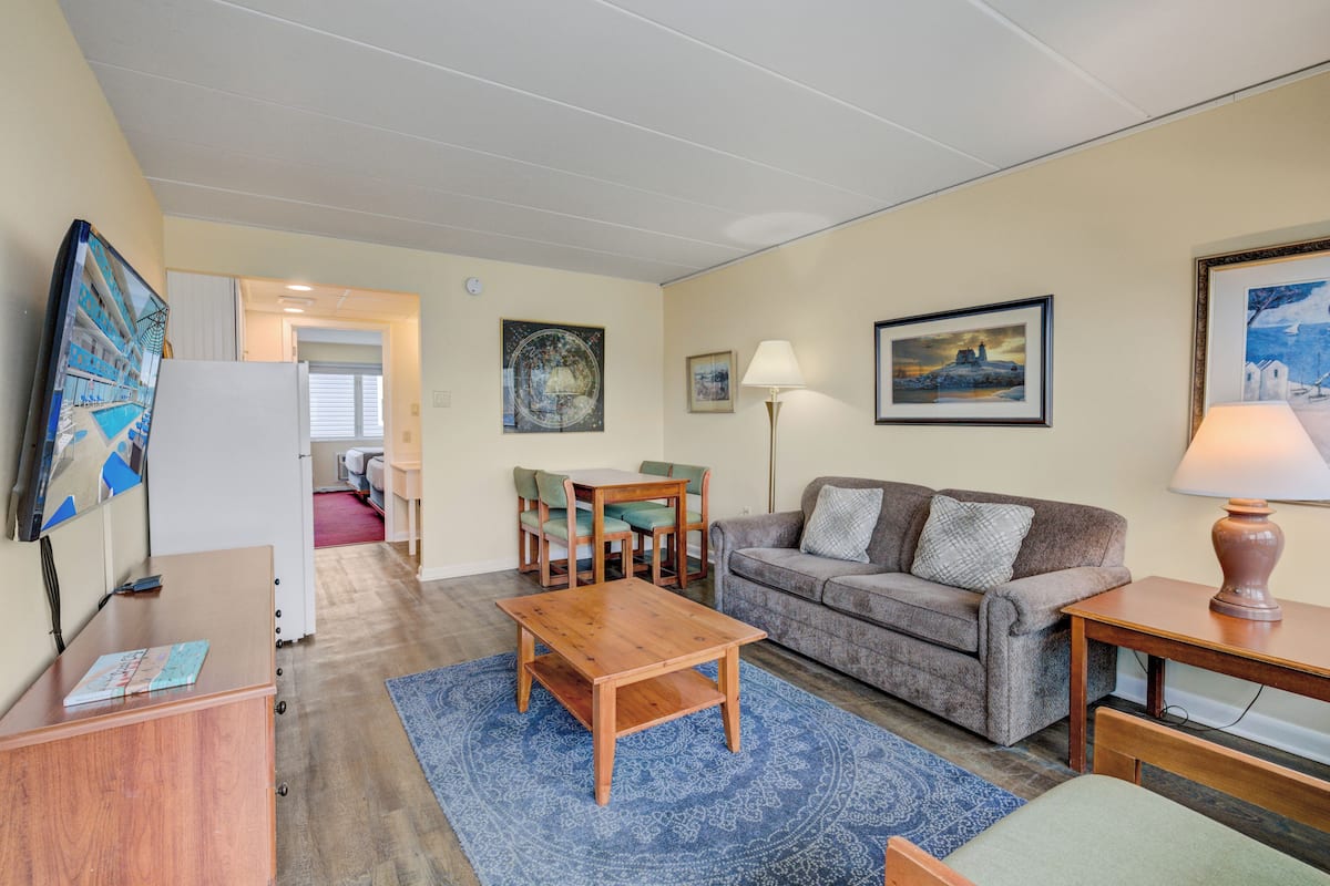 Suite 314 | Living area | Flat-screen TV
