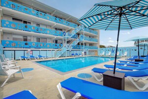 Una piscina al aire libre de temporada, una piscina climatizada