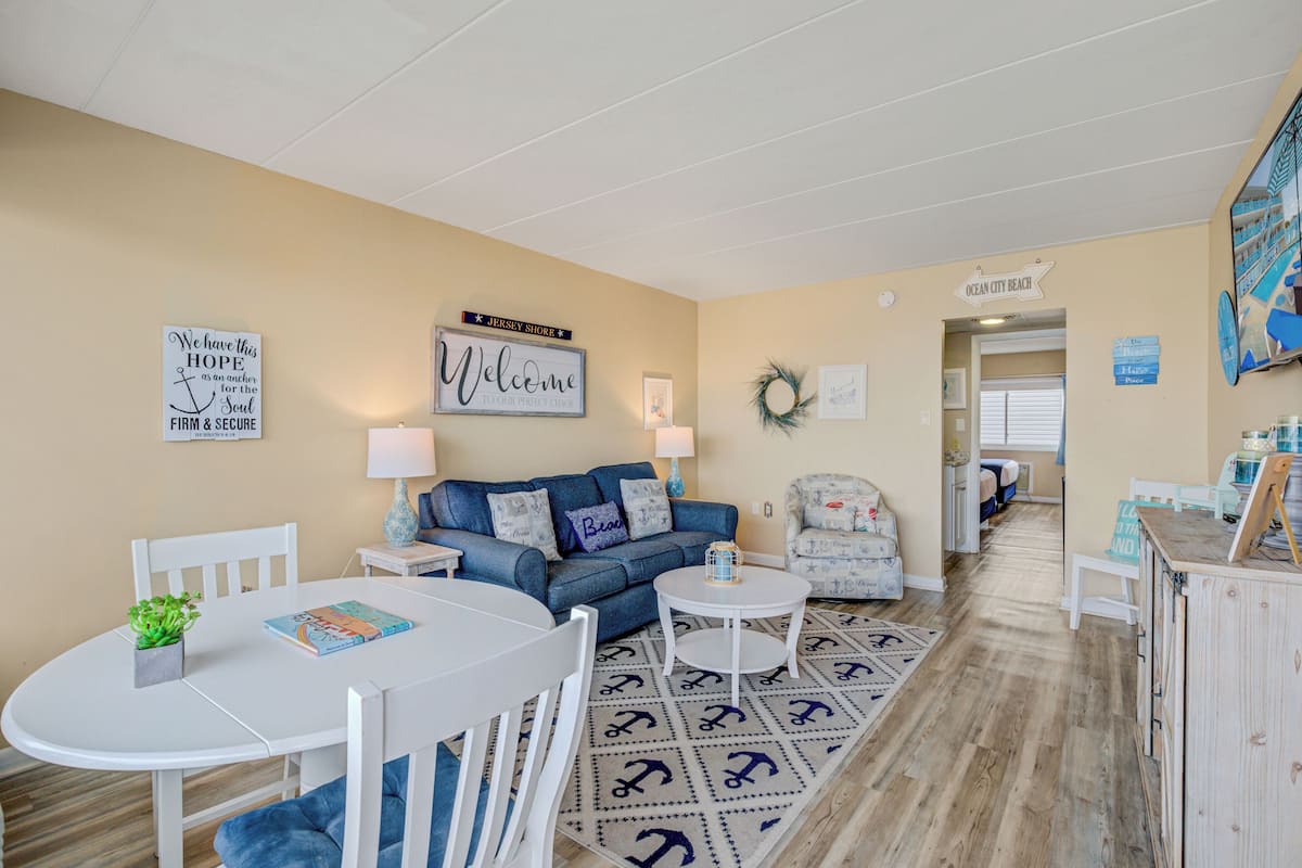Suite 306 | Living area | Flat-screen TV