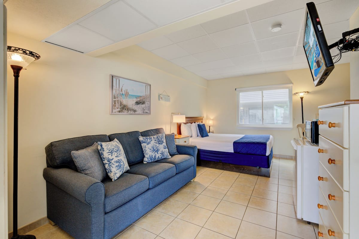 Room 101 | 1 bedroom, individually decorated, individually furnished