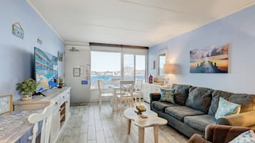 Suite 412 | Living area | Flat-screen TV
