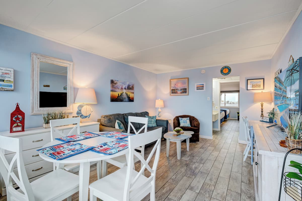 Suite 412 | Living area | Flat-screen TV