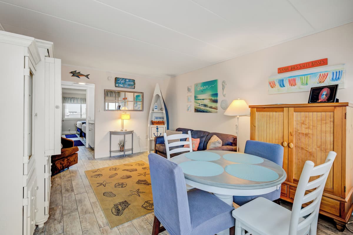 Suite 409 | Living area | Flat-screen TV