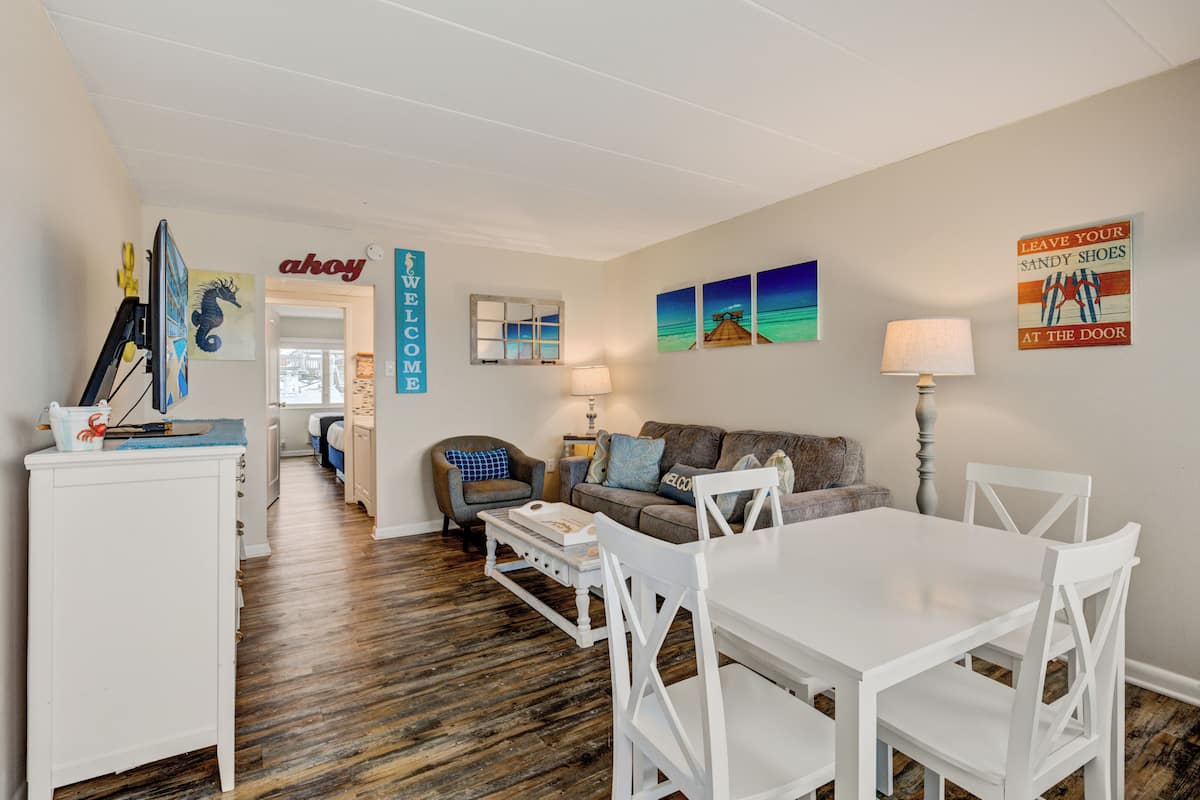 Suite 401 | Living area | Flat-screen TV