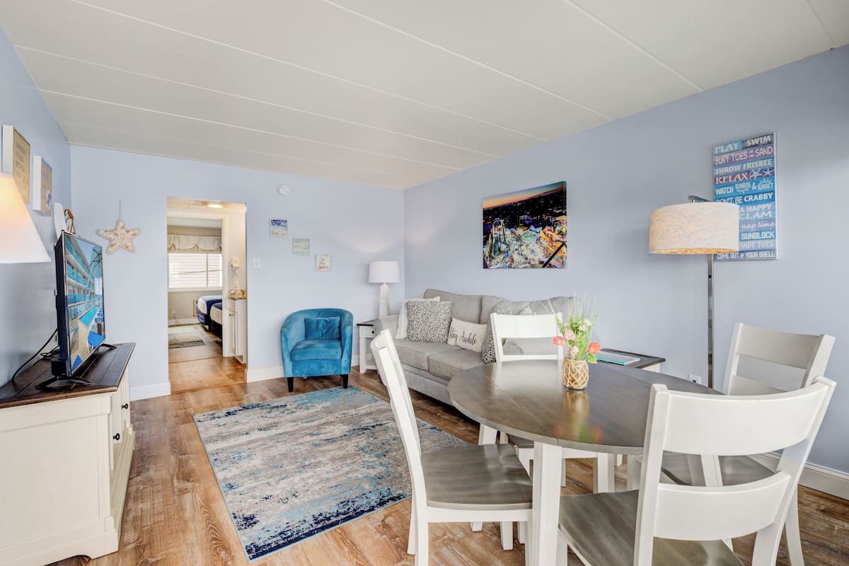 Suite 214 | Living area | Flat-screen TV