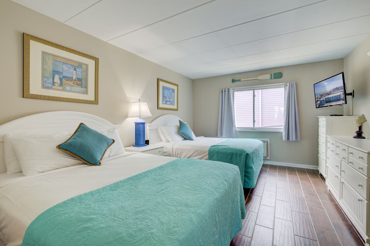 Suite 204 | 1 bedroom, individually decorated, individually furnished