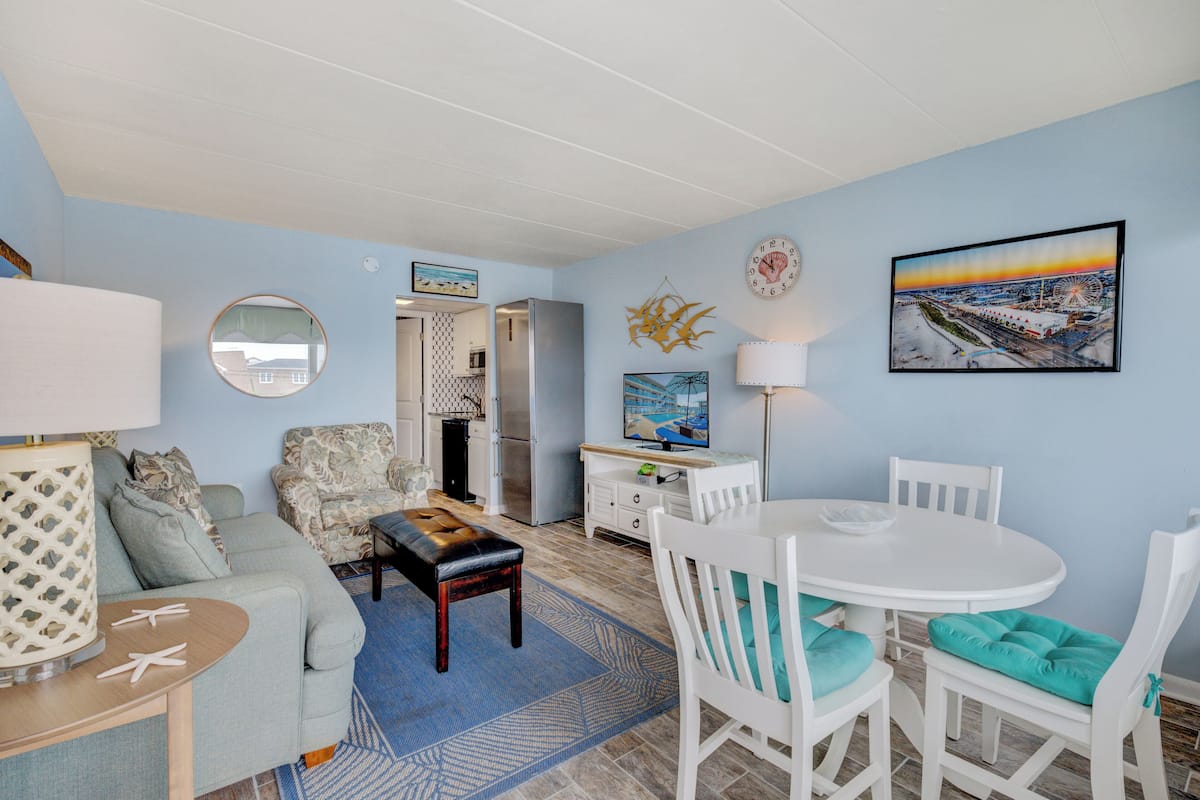 Suite 210 | Living area | Flat-screen TV
