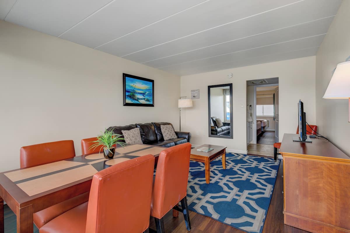 Suite 206 | Living area | Flat-screen TV