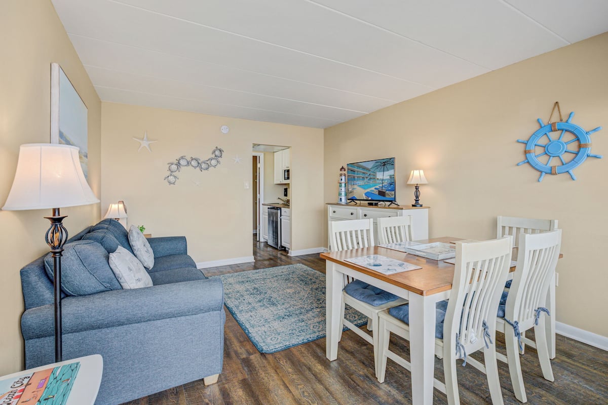 Suite 310 | Living area | Flat-screen TV