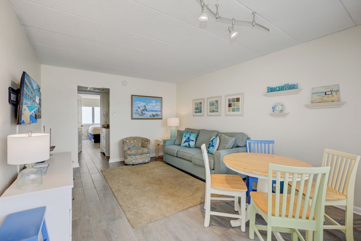 Suite 201 | Living area | Flat-screen TV