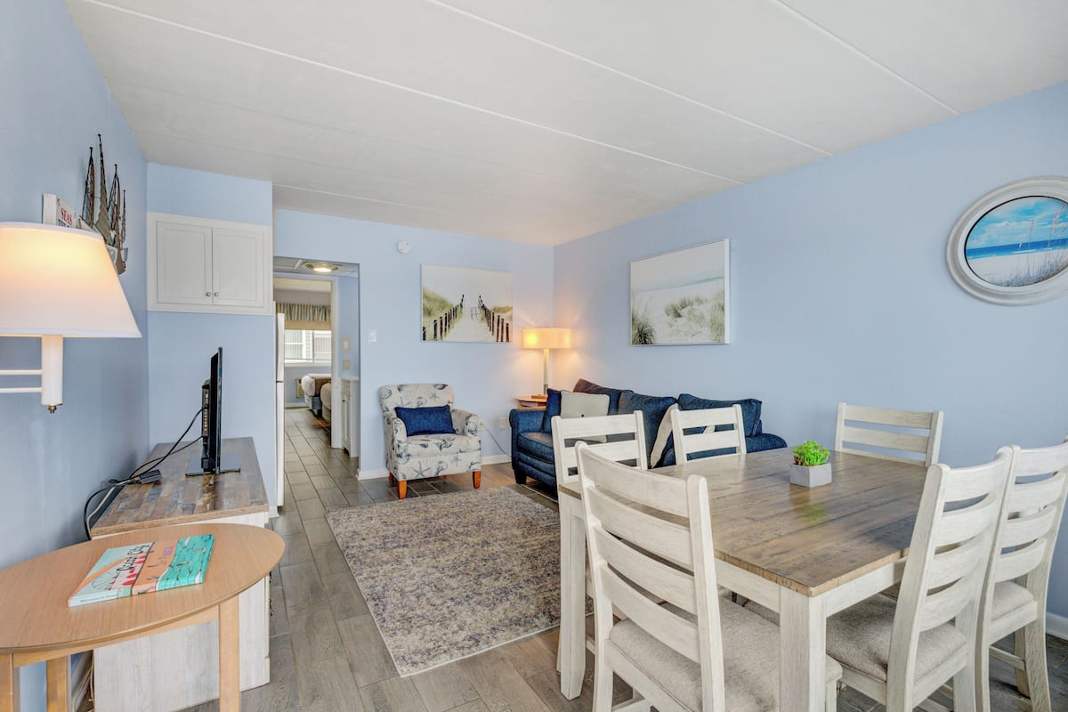 Suite 209 | Living area | Flat-screen TV