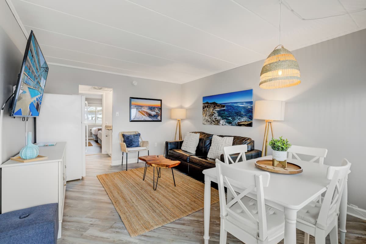 Room 405 | Living area | Flat-screen TV