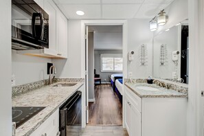 Suite 403 | Private kitchen | Coffee/tea maker - Ocean 7 (Ocean City)