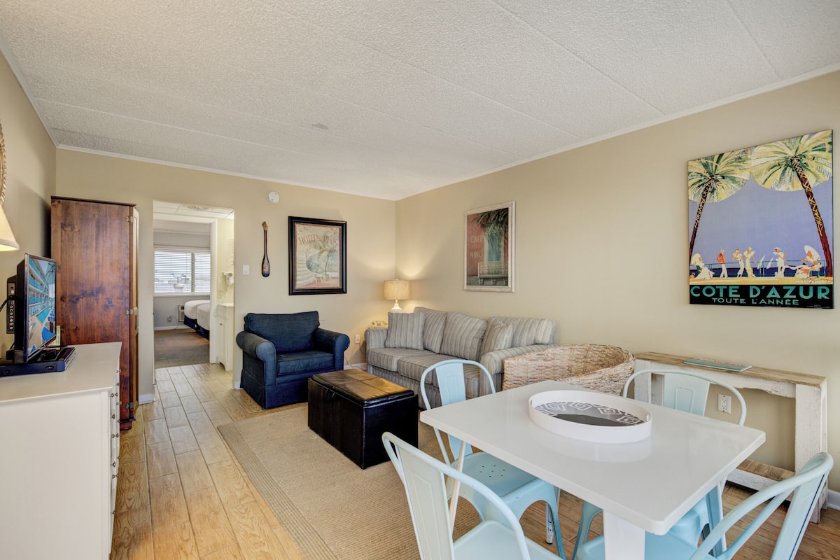 Suite 411 | Living area | Flat-screen TV