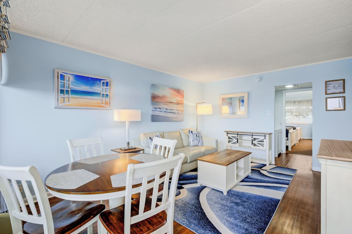 Suite 406 | Living area | Flat-screen TV