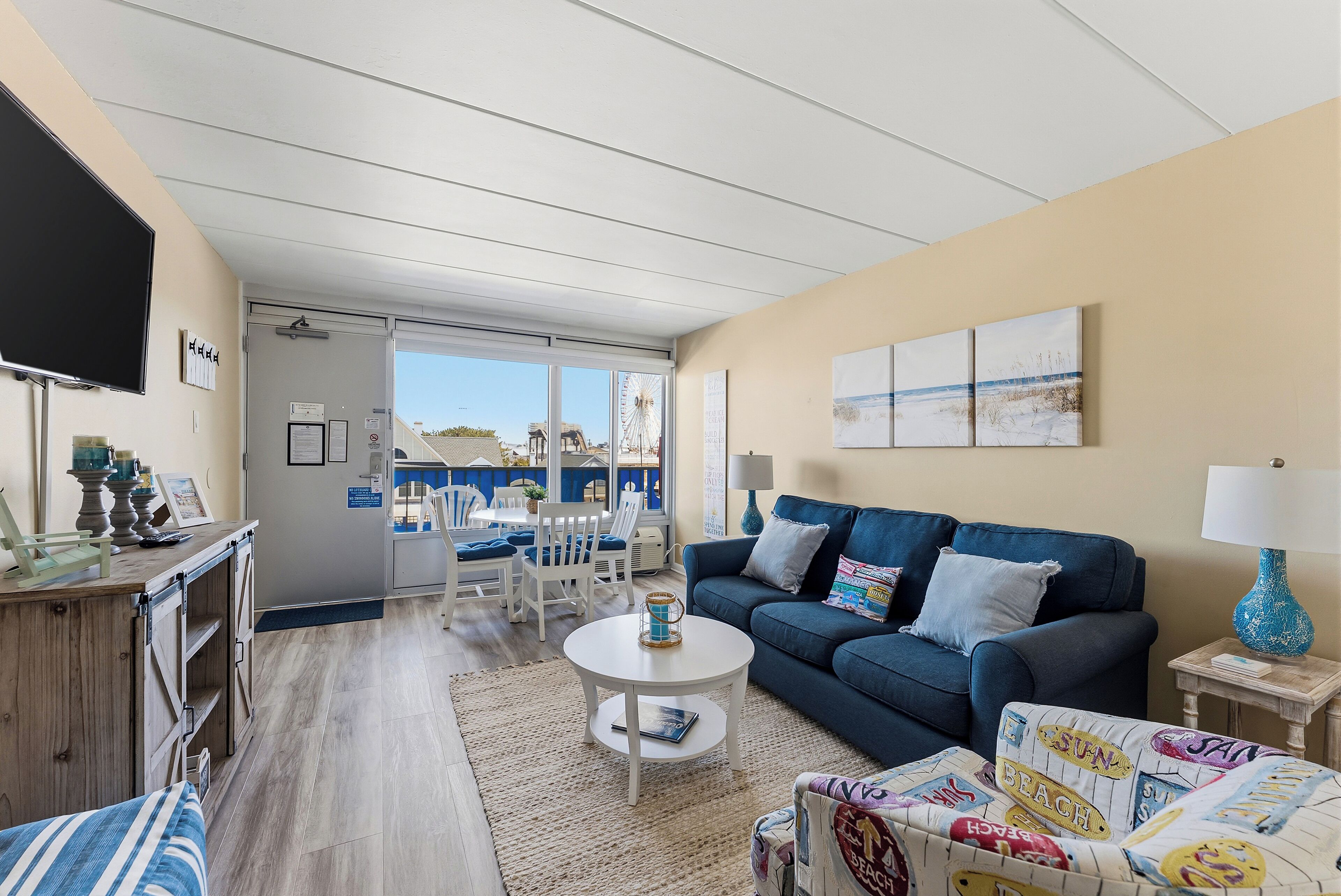 Suite 306 | Living area | Flat-screen TV