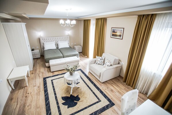 Deluxe Suite | Minibar, cots/infant beds, rollaway beds, free WiFi - Hotel Borova (Korçë)