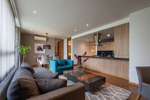 Suite supérieure, 1 très grand lit et 1 canapé-lit (Suite 2 Rooms King Bed Non Smoking) | Aire de séjour | Téléviseur à écran plat