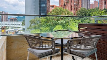 Suíte superior, 1 cama King e sofá-cama (Suite 2 Rooms King Bed Non Smoking) | Terraço/pátio