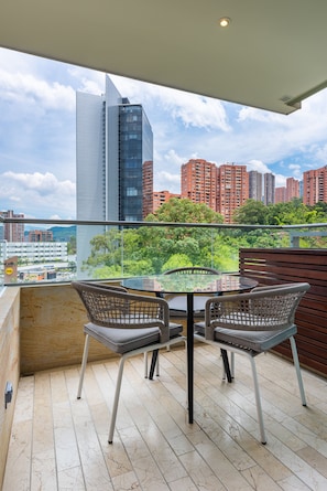 Superior-Suite, 1 King-Bett und Schlafsofa (Suite 2 Rooms King Bed Non Smoking) | Terrasse/Patio