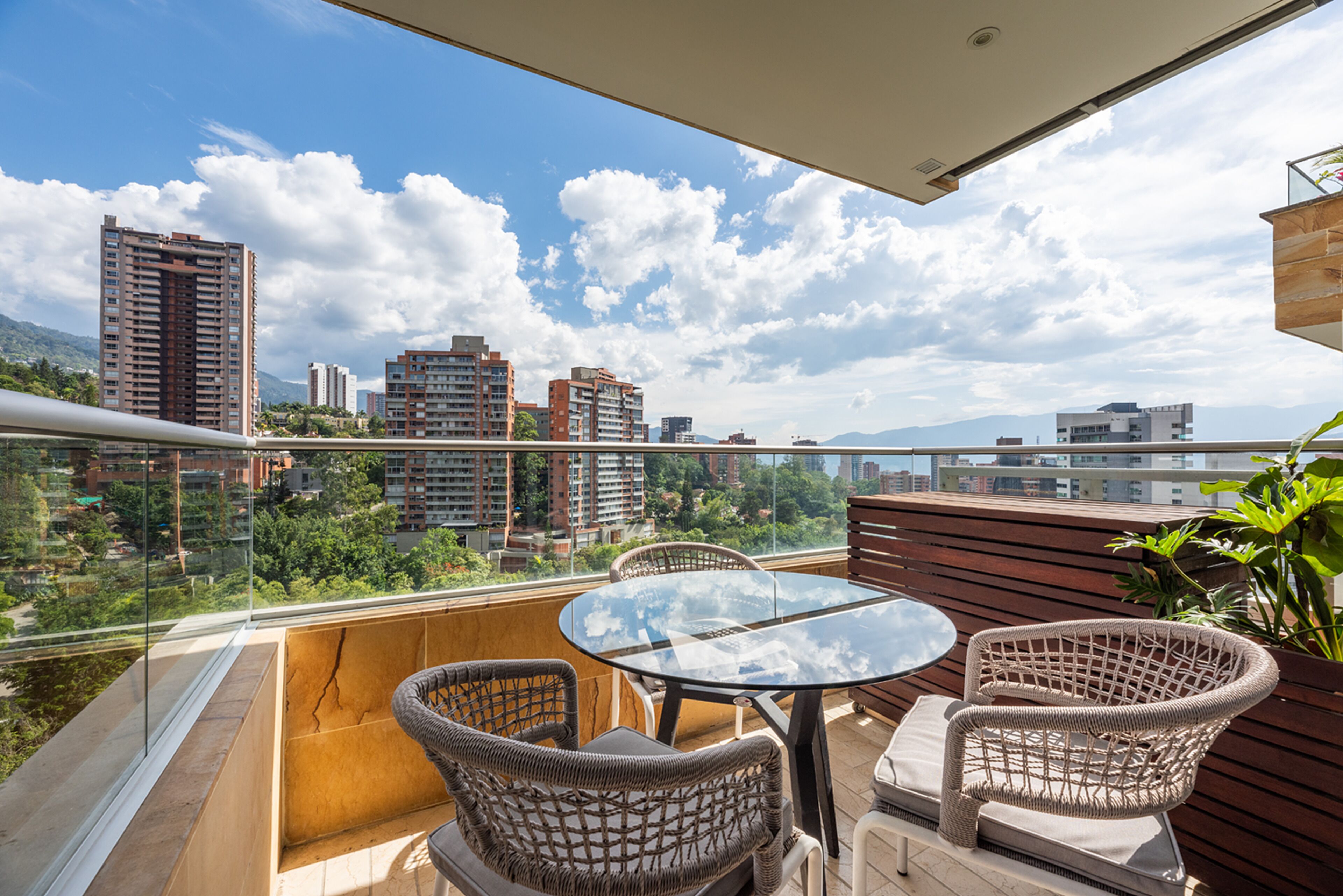 deluxe room, multiple beds | in-room dining