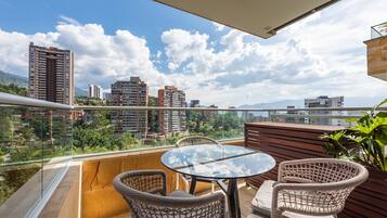 Deluxe Room, Multiple Beds | In-room dining