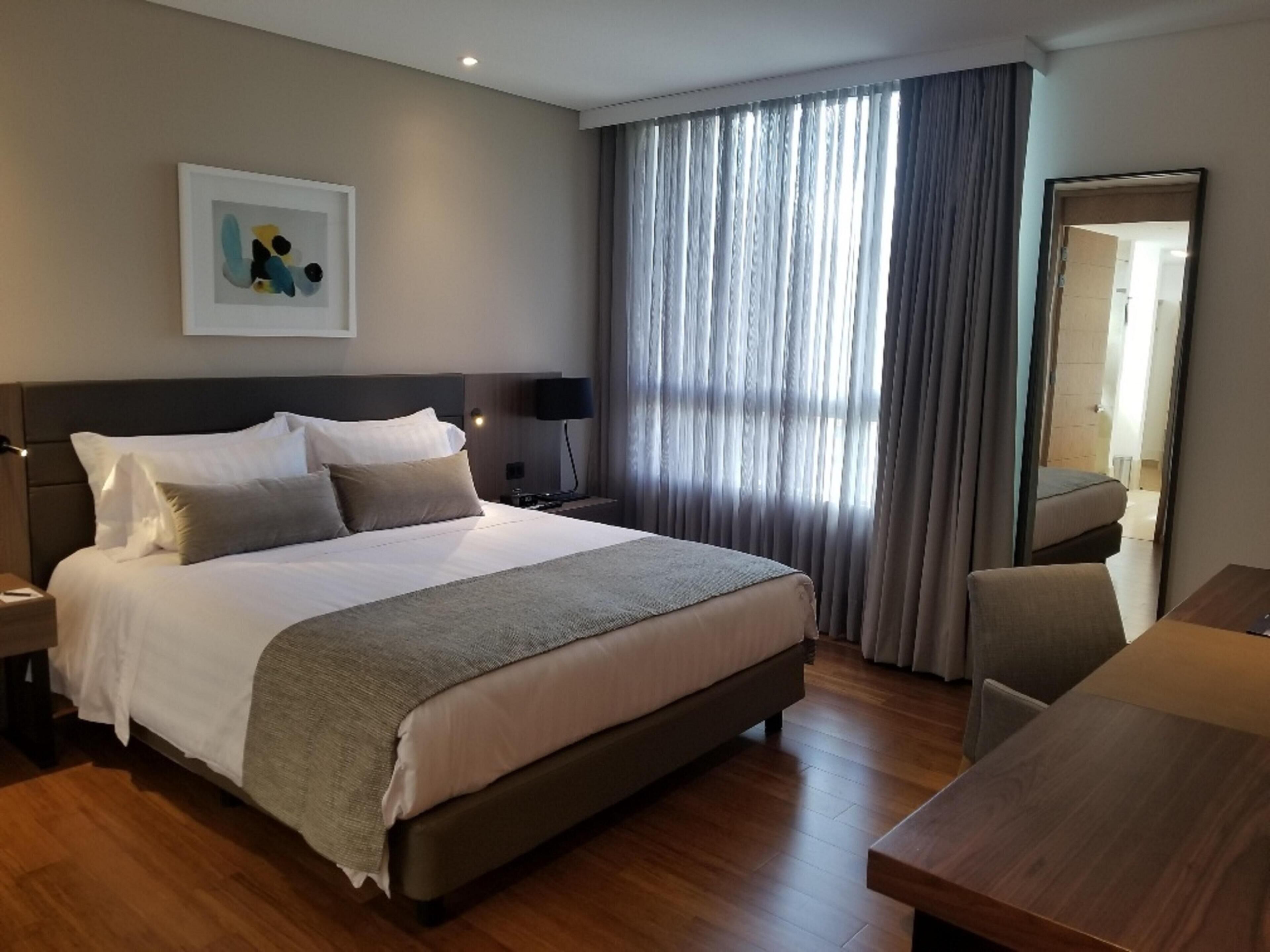 Premium bedding, in-room safe, desk, laptop workspace