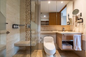 Superior Suite, 1 King Bed with Sofa bed (Suite 2 Rooms King Bed Non Smoking) | Bathroom