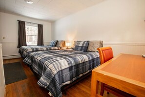 Quarto conforto, 2 camas de casal, para não fumantes (Two Double Beds) | Quartos à prova de som, berço de viagem, Wi-Fi de cortesia