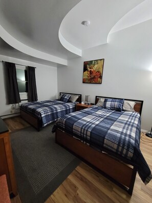Quarto solteiro conforto, 2 camas Queen | Quartos à prova de som, berço de viagem, Wi-Fi de cortesia