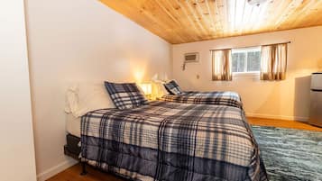 Comfort Room, 2 Double Beds, Non Smoking (Two Double Beds) | Soundproofing, travel cot, free WiFi, bed sheets