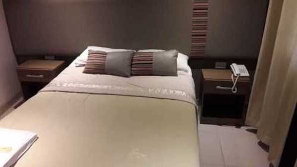Executive Room, 1 Queen Bed, Non Smoking, Private Bathroom | Free WiFi, bed sheets