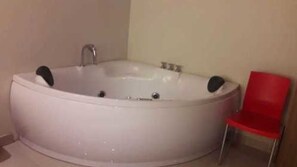 Deluxe Room, 1 Queen Bed, Non Smoking, Private Bathroom | Bathroom | Shower, free toiletries, towels