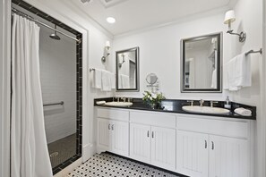 Rainfall showerhead, hair dryer, bathrobes, towels - The James Madison Inn (Madison)